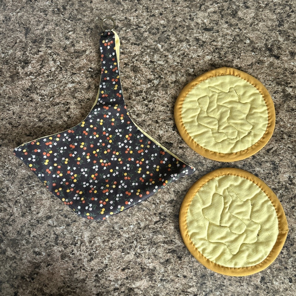 VTG Flowered Potholders With Hanger Pouch Brown Yellow 70s 80s - Picture 2 of 4